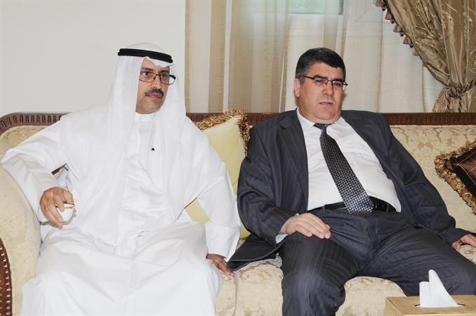 السفير الجزائري خلال تقديم العزاء