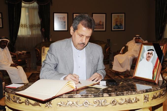السفير الايراني يسجل كلمة بسجل التعازي