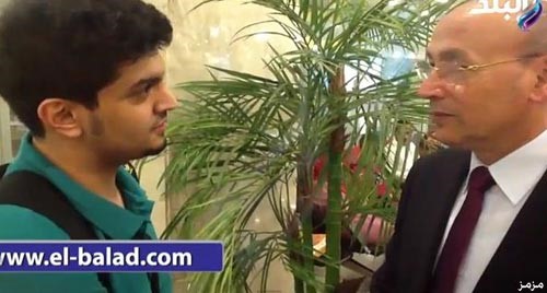 بالفيديو..سعودي يستوقف وزير الطيران المصري بمطار القاهرة ويطلب منه تسهيل سفره إلى أميركا