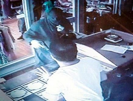 بالفيديو .. لحظة سطو سارقين على متجر مجوهرات متخفيين في نقاب