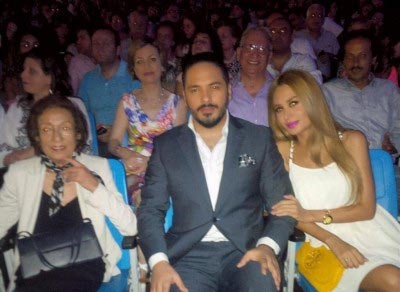 بالفيديو.. رامي عياش بين خطيبته ووالدته