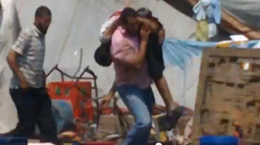 بالفيديو.. قتيل يحمل قتيلاً في " رابعة " 