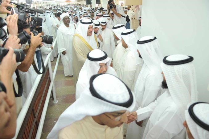 الشيخ سلمان الحمود مقدما التعازي