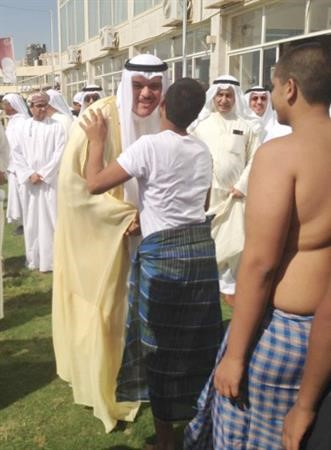 الشيخ سلمان الحمود خلال توديعه لشباب الغوص يوم الدشة﻿