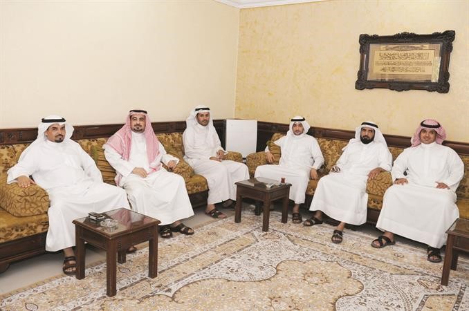 فرج بن دريع مع بعض الحضور في ديوانيته