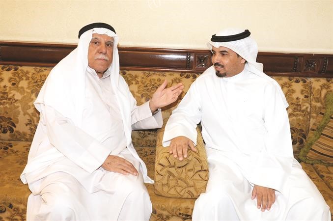 فرج خضير متحدثا للزميل منصور الهاجري