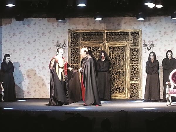  الفنان القدير حسن حسني وعادل المسلم في مشهد من المسرحية ﻿