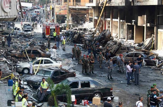 عناصر من الجيش اللبناني في موقع التفجير الكبير الذي ضرب منطقة رويس في الضاحية الجنوبية لبيروت محمود الطويل 