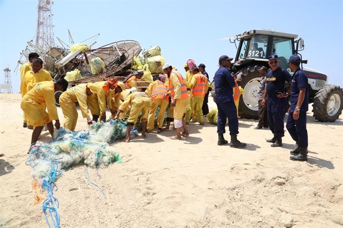 عمال نضافة وجرافات يرفعون المخلفات فيما يبدو الشيخ اليوسف