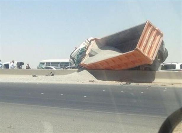 الشاحنة قد انقلبت على جانبها في وسط الطريق