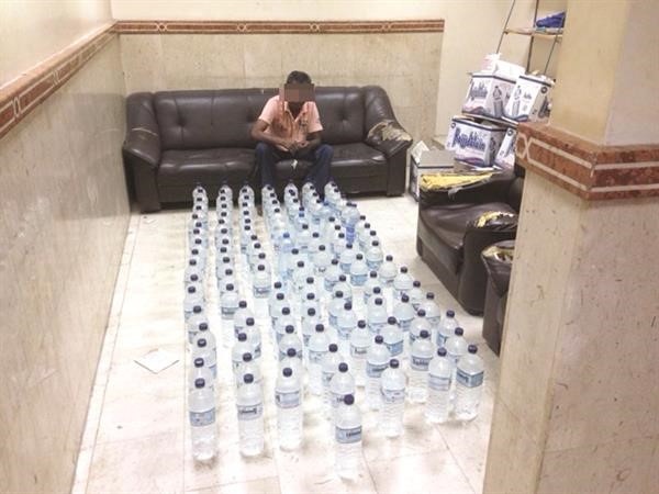خمور محلية ضبطت مع اسيوي في الاحمدي﻿