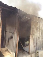 اثار الحريق تبدو على واجهة المطبخ