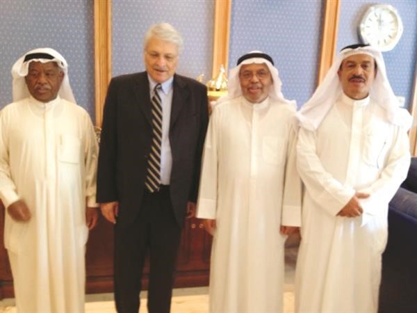  محمد الدبيان ود محمد بهبهاني يتوسطان اعضاء الوفد 