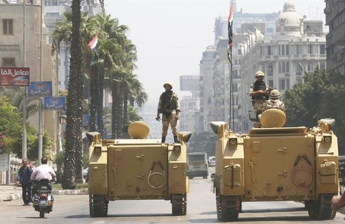 جنود يقفون فوق مدرعات بالقرب من ماسبيرو امس رويترز