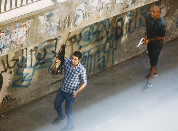 مواطنان مصريان يحملان السلاح في منطقة الزمالك