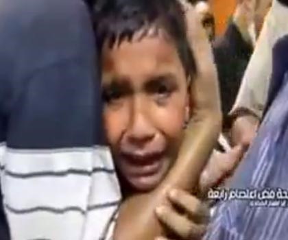 فيديو مؤثر طفل يبكي وفاة أمه في رابعة العدوية 