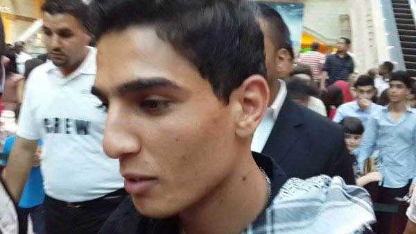 بالصور.. "سلسال" عسّاف برقبته تثير جدلاً  .. ومعجب يهجم عليه في الأردن 