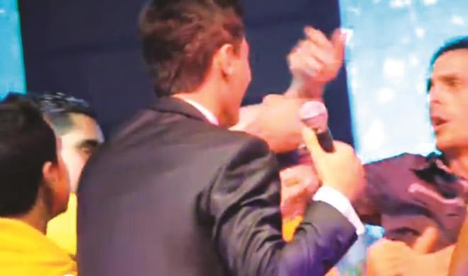 معجب يهجم على عساف اثناء الحفل﻿