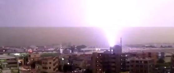 فيديو مذهل للحظة ضرب صاعقة برق قطاراً في اليابان