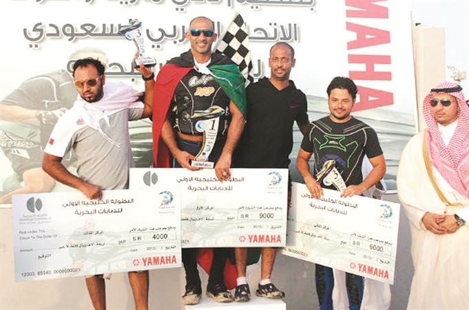 المتسابق احمد الدواس على منصة التتويج﻿