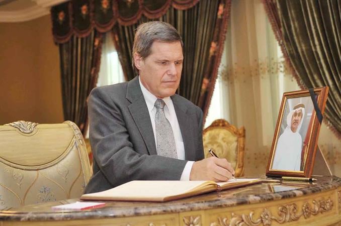 السفير الاميركي يسجل كلمة﻿