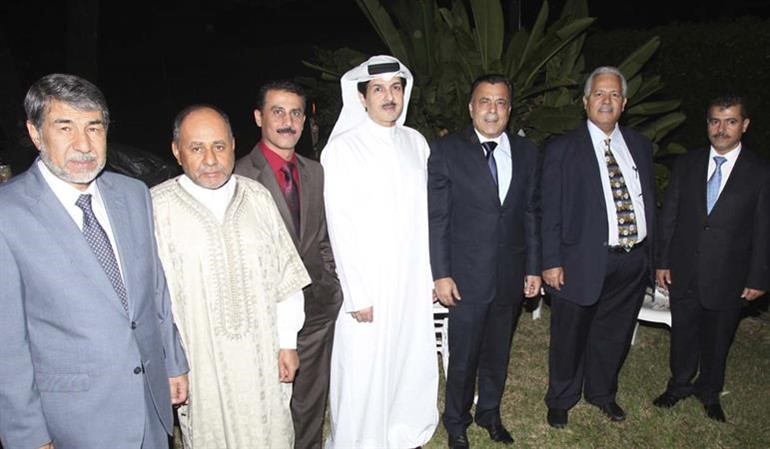 السفير يوسف عبدالصمد مع مجموعة من السفراء﻿