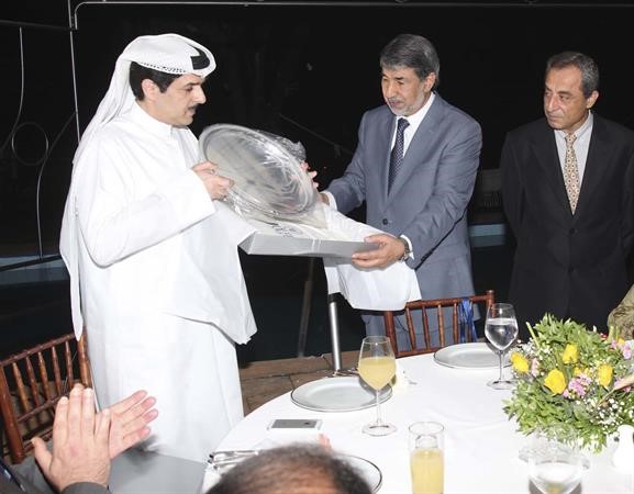 السفير يوسف عبدالصمد يتسلم درعا تكريمية من عميد السلك الديبلوماسي العربي﻿