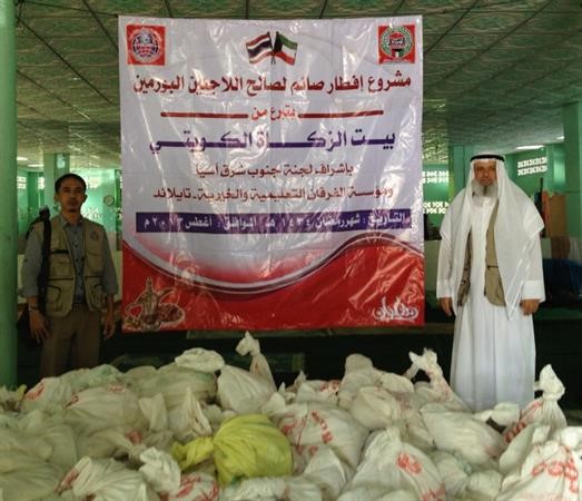 اسعد الزواوي قائما على توزيع المساعدات