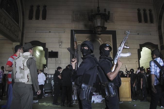 افراد من الامن المصري داخل مسجد الفتح خلال فض اعتصام انصار الرئيس المعزول د محمد مرسي امس رويترز