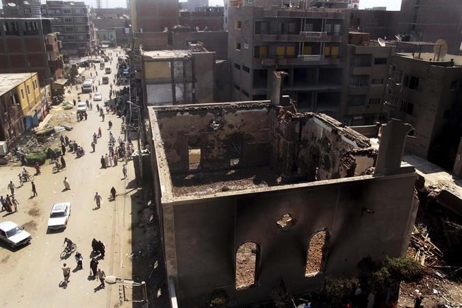 انقاض الكنيسة الانجيلية في ملاوي جنوب المنيا بعد حرقها ونهبها من حشد غاضب الخميس الماضي ا ب