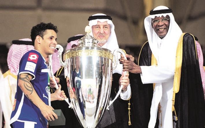 امير منطقة مكة خالد الفيصل يسلم كاس البطولة الى لاعب الفتح جوزيه التون