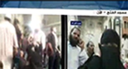 بالفيديو .. مصرية تبكي داخل مسجد الفتح اثناء حديثها مع والدتها