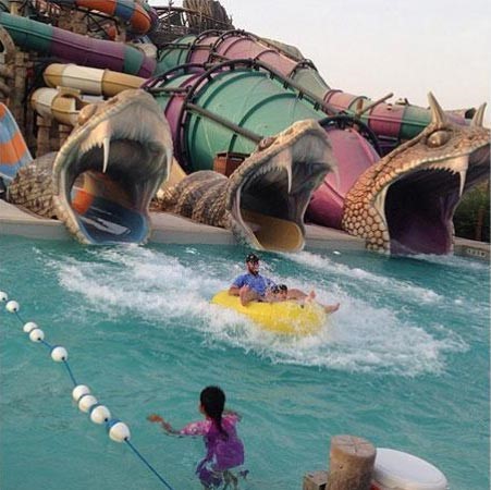 بالصور..أحلام تسبح مع إبنتيها وتغرد: بلادي الامارات لا تقولون لي أوروبا ولا أمريكا 