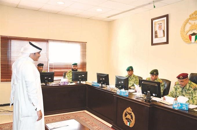 احد المتقدمين خلال المقابلة الشخصية﻿