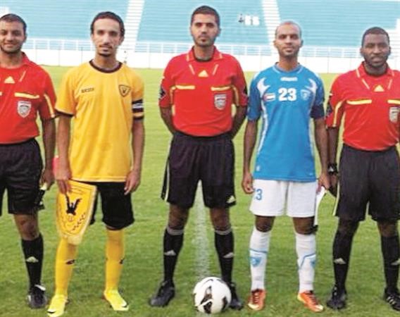 صالح الشيخ مع قائد فريق حتا وحكام المباراة