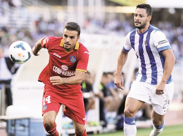 مدافع ريال سوسييداد يحاول ايقاف لاعب وسط خيتافي بيدرو ليون افپ