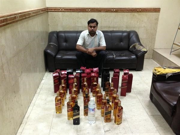 الاسيوي المضبوط في حملة الاحمدي وامامه المضبوطات﻿