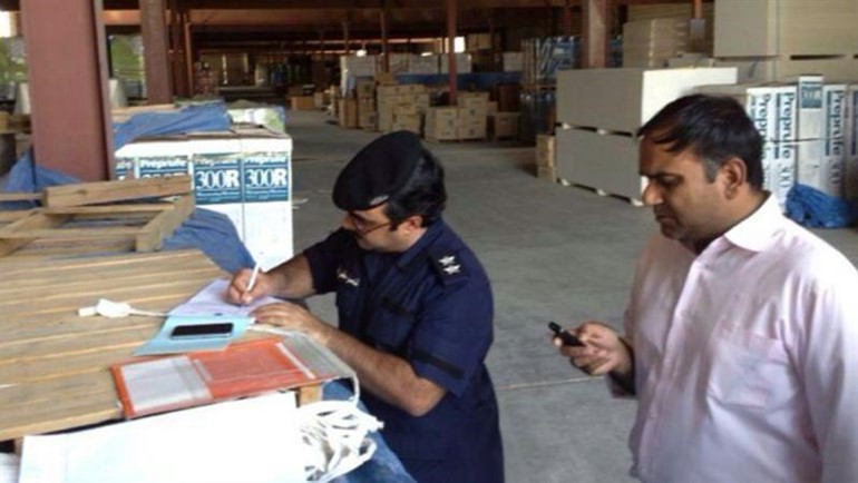 احد ضباط الاطفاء يحرر مخالفة﻿