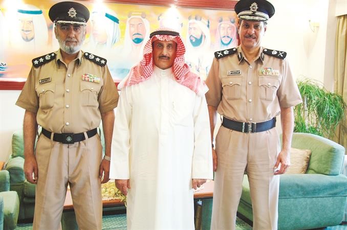 الشيخ دابراهيم الدعيج خلال لقائه اللواء عايض العتيبي والعقيد علي المري