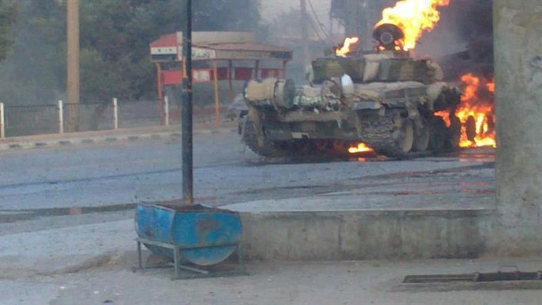 صورة بثتها صفحة الثورة السورية لثوار يفجرون دبابة من طراز تي 72 اثناء استهدافهم لحاجز النور في المليحة بريف دمشق