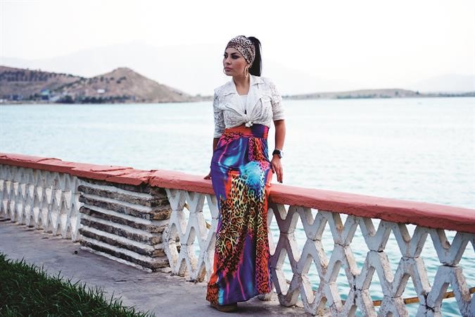 اريانا تقف لالتقاط صورة المشاركة في البرنامج﻿