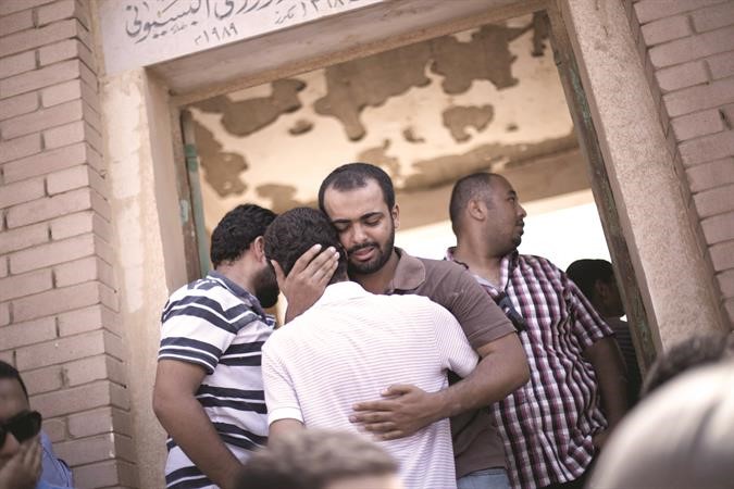 تجمع اثناء دفن عمار نجل المرشد العام للاخوان المسلمين محمد بديع امس 	اپ﻿
