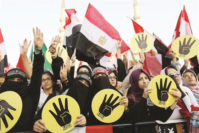 مؤيدو الرئيس المعزول يرفعون اعلاما عن رابعة العدوية في اسطنبول امس 	رويترز﻿