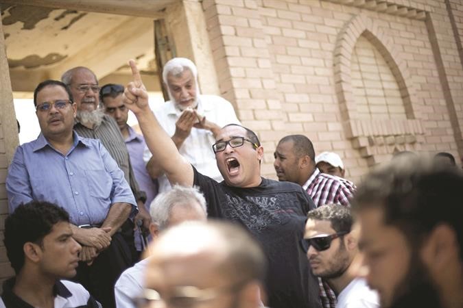 انصار الرئيس المصري المعزول د محمد مرسي يهتفون خلال دفن عمار نجل المرشد العام للاخوان المسلمين محمد بديع امس						افپ﻿