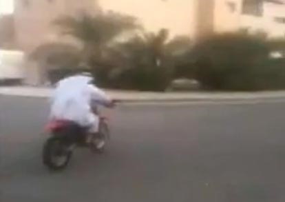 بالفيديو.. كويتي بـ " غترة وعقال " يقود دراجة نارية ويصطدم بنخل حديقة منزل !