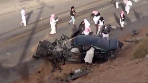 بالفيديو.. العناية الإلهية تنقذ مفحطين من موت محقق في السعودية بعد اصطدامهم بشاحنة مقطورة