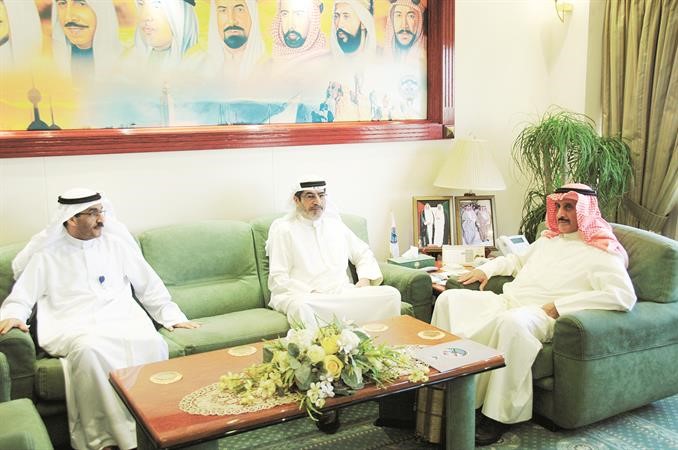 الشيخ د ابراهيم الدعيج مستقبلا د فهد الفودري ود بدر العتيبي 