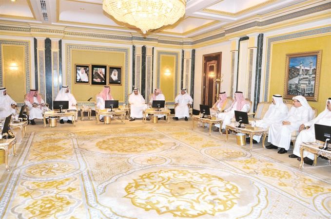 صاحب السمو الملكي الامير فيصل بن سلمان يتوسط الاخ فواز خالد المرزوق ودخالد عبد القادر طاهر امين المدينة المنورة وعددا من الوجهاء الحضور﻿