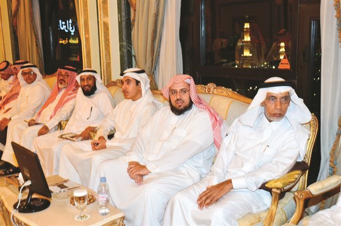 خالد فواز خالد المرزوق والشيخ خالد الخراز ويوسف عبدالرحمن مع عدد من الحضور﻿
