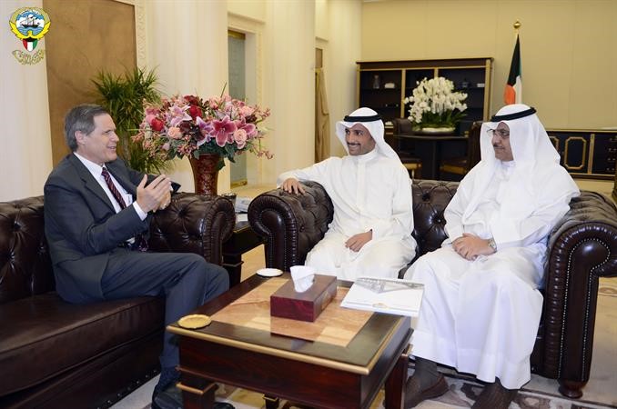 مرزوق الغانم خلال استقباله السفير الاميركي بحضور مبارك الخرينج﻿